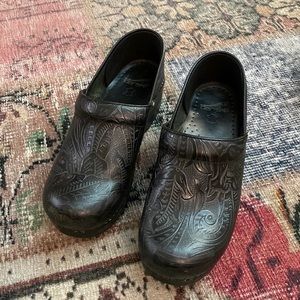 Dansko Black Paisley Patterned Leather Clogs 🖤